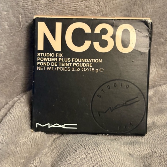 MAC Cosmetics NC 30 Studio Fix Powder Plus Foundation - - Picture 5 of 5